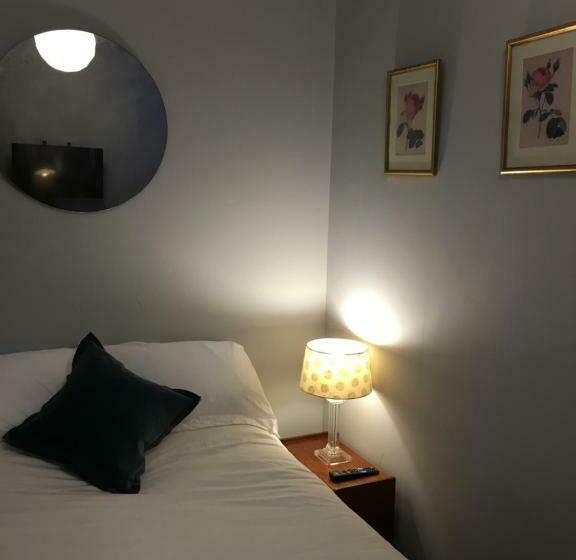 디럭스 룸, The Dark Horse Pub