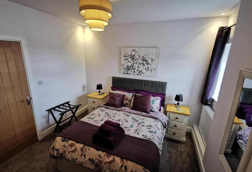 带大床的标准间, Saracens House