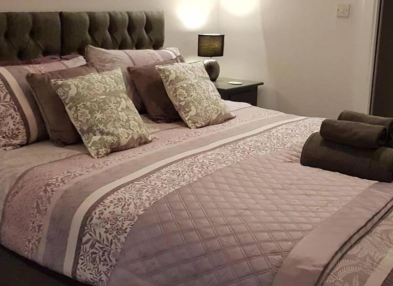 高级大房间, Saracens House