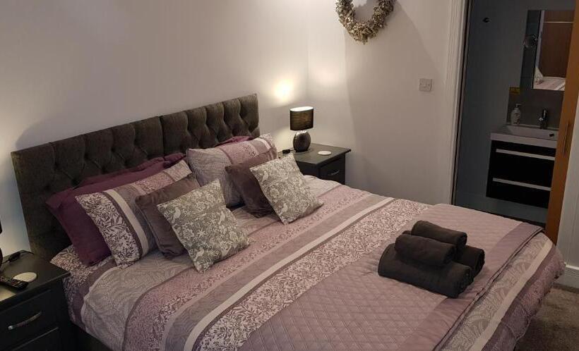 高级大房间, Saracens House