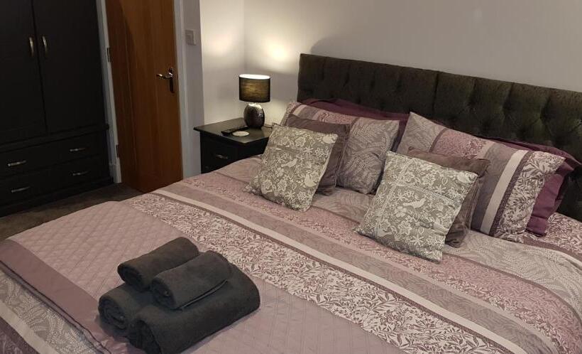 高级大房间, Saracens House