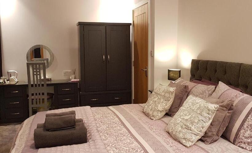 高级大房间, Saracens House