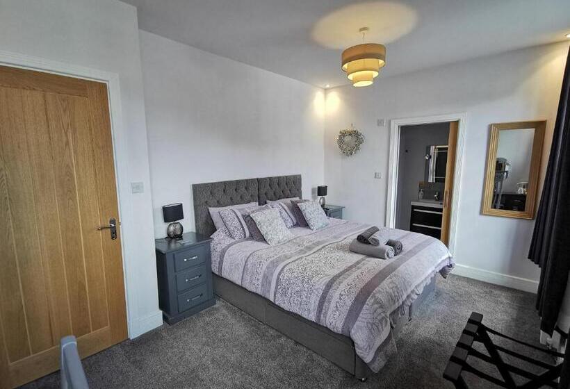 高级大房间, Saracens House