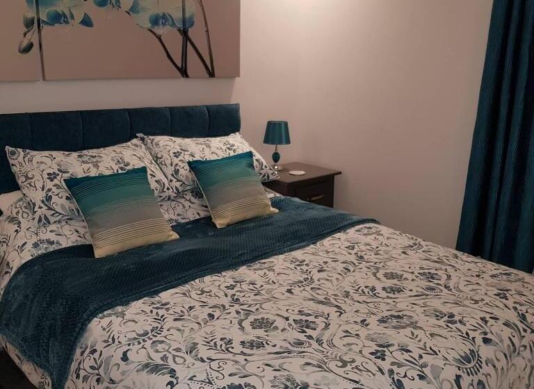 带大床的标准间, Saracens House