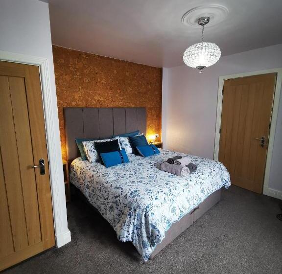 家庭套房, Saracens House