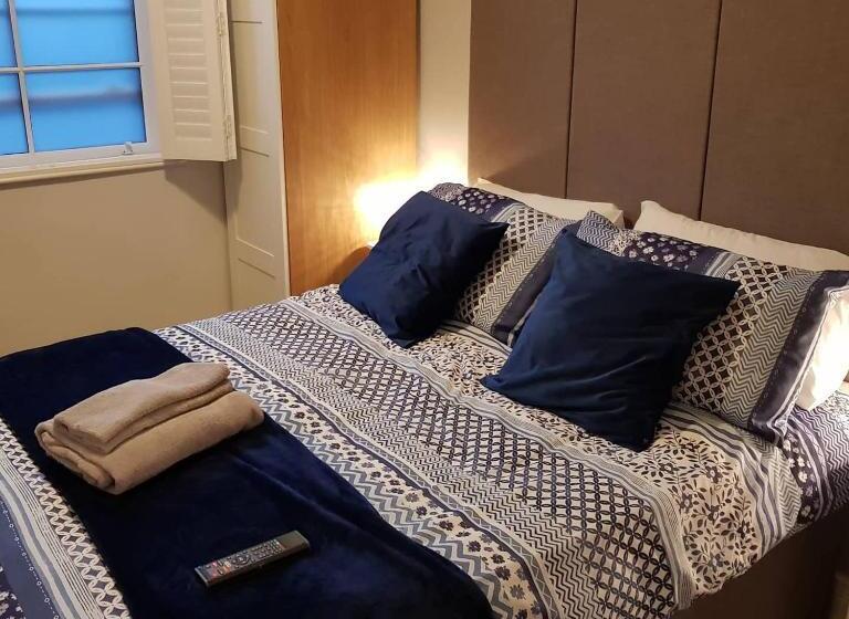 家庭套房, Saracens House