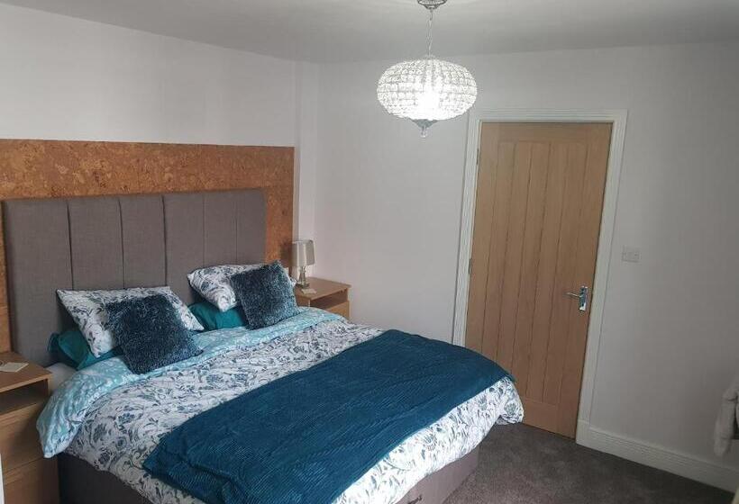 家庭套房, Saracens House