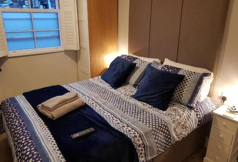 家庭套房, Saracens House