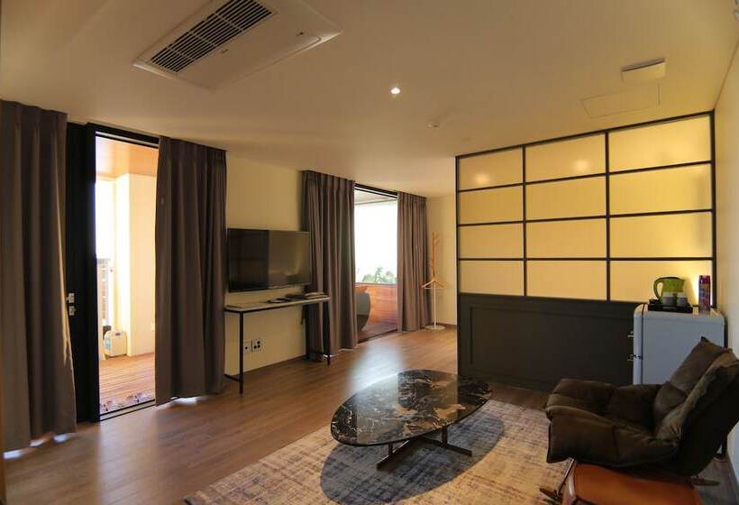 Люкс с Террасой, Suncheon Hotel Gite