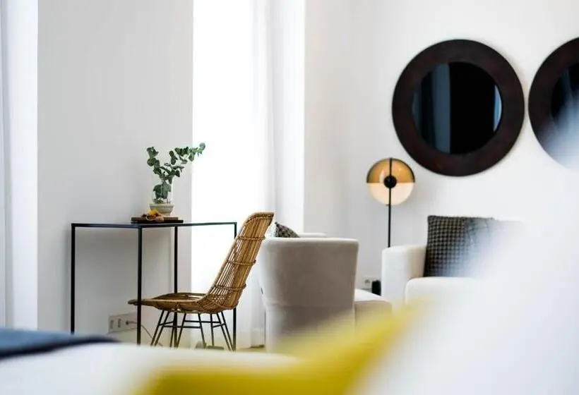 Juniorsviitti, Myr Marqués House