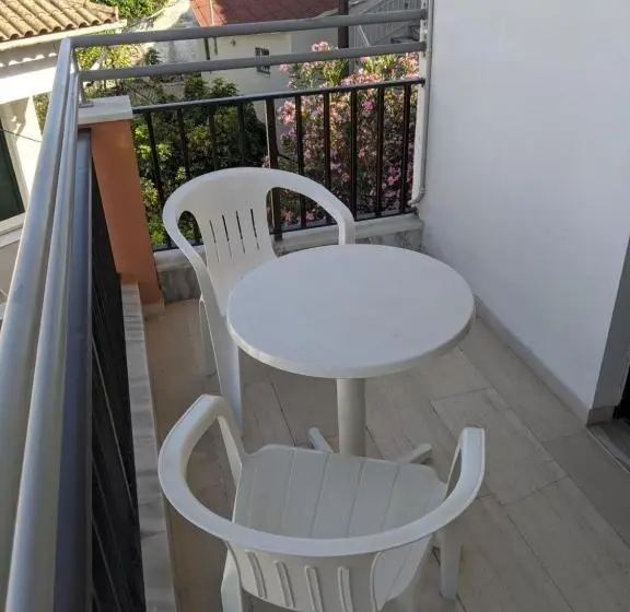 Cameră Standard cu Balcon, Omirico