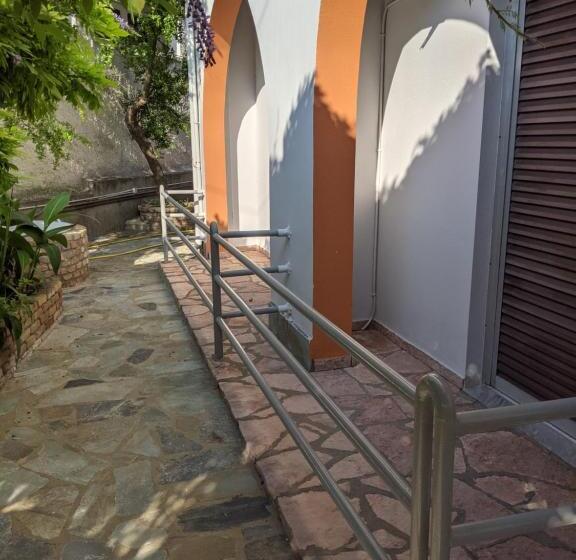 חדר אקונומי, Omirico