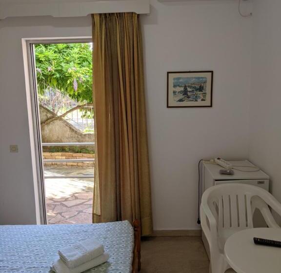 חדר אקונומי יחיד, Omirico