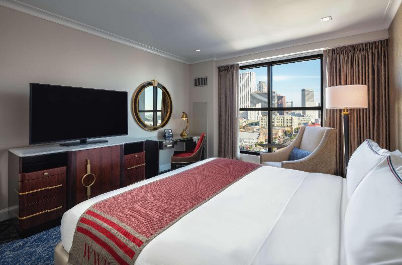 キングサイズベッドのスタンダードルーム, Higgins Hotel, Official Hotel Of The National Wwii Museum, Curio Collection By Hilton