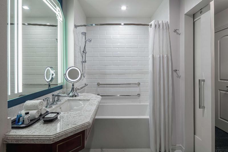 キングサイズベッドのスタンダードルーム, Higgins Hotel, Official Hotel Of The National Wwii Museum, Curio Collection By Hilton