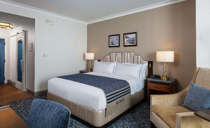 スタンダードルーム, Higgins Hotel, Official Hotel Of The National Wwii Museum, Curio Collection By Hilton