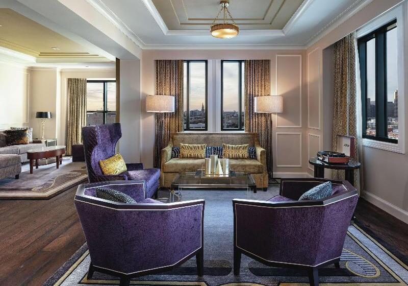 キングサイズベッドのスイートルーム, Higgins Hotel, Official Hotel Of The National Wwii Museum, Curio Collection By Hilton