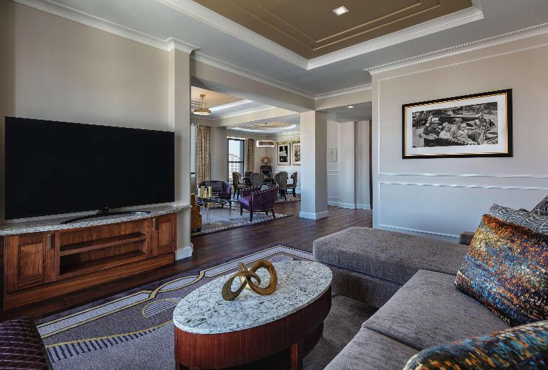 キングサイズベッドのスイートルーム, Higgins Hotel, Official Hotel Of The National Wwii Museum, Curio Collection By Hilton