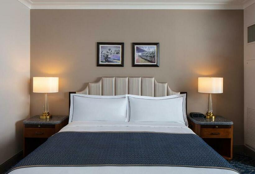 キングサイズベッドのスタンダードルーム, Higgins Hotel, Official Hotel Of The National Wwii Museum, Curio Collection By Hilton