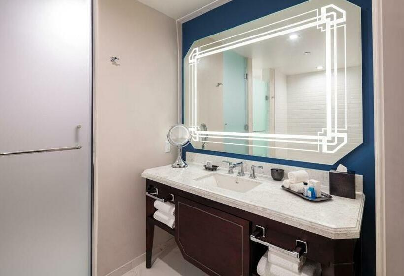 キングサイズベッドのスイートルーム, Higgins Hotel, Official Hotel Of The National Wwii Museum, Curio Collection By Hilton