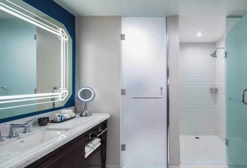 2ベッドスイートルーム, Higgins Hotel, Official Hotel Of The National Wwii Museum, Curio Collection By Hilton