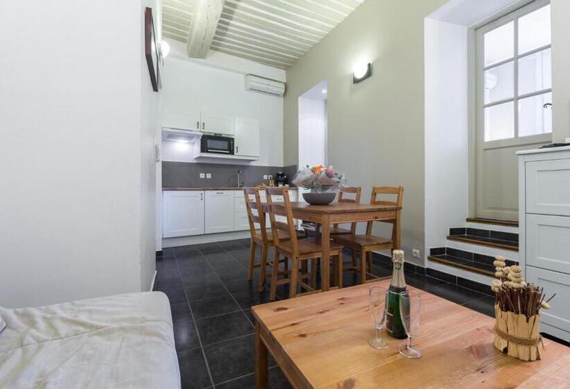 דירת שני חדרים, Florella Maréchal Joffre