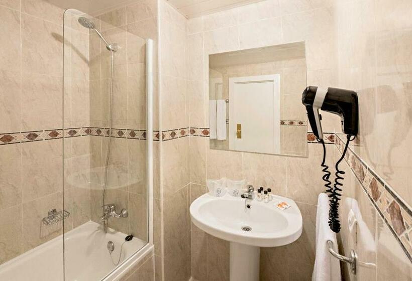 غرفة بريميوم ثلاثية, Azuline Hotel Bahamas Y Bahamas Ii