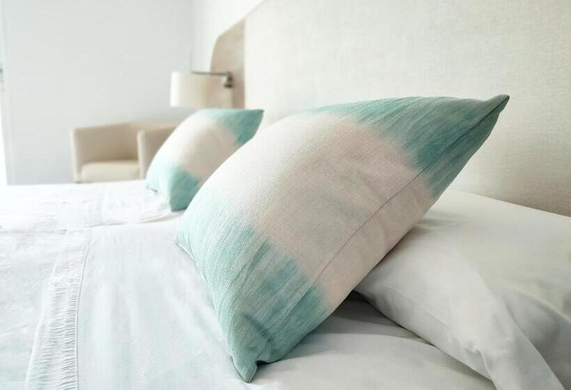 اتاق اکونومی, Flats Friends Mar Blau