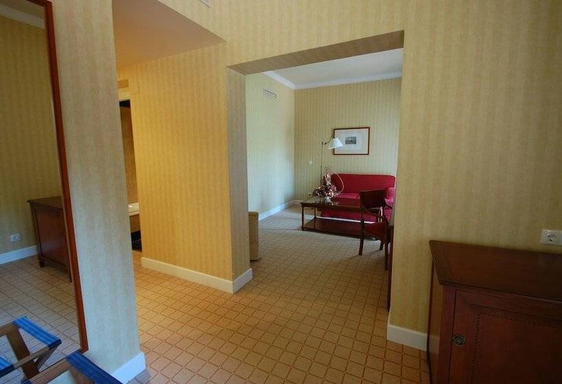 جناح جونيور, Arcea Gran Hotel Pelayo