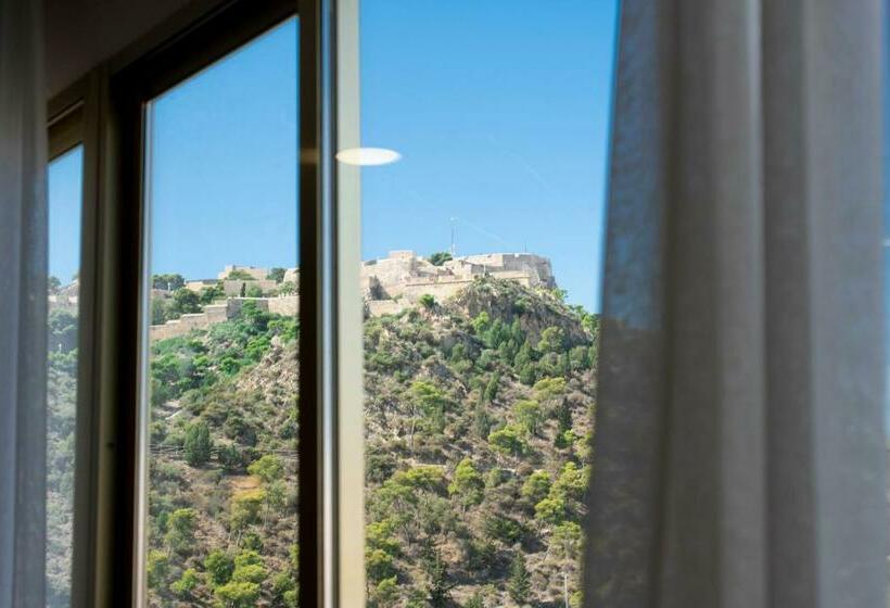 패밀리 룸, Maya Alicante