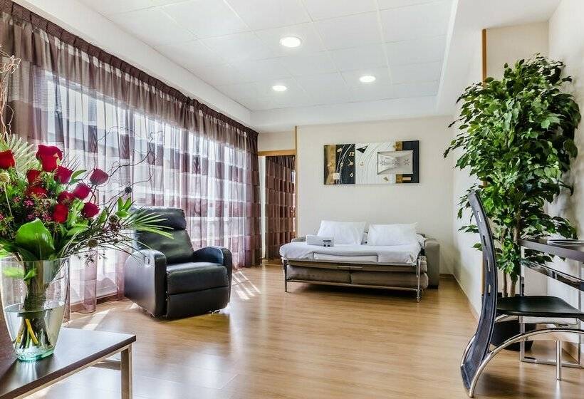 패밀리 룸, Maya Alicante