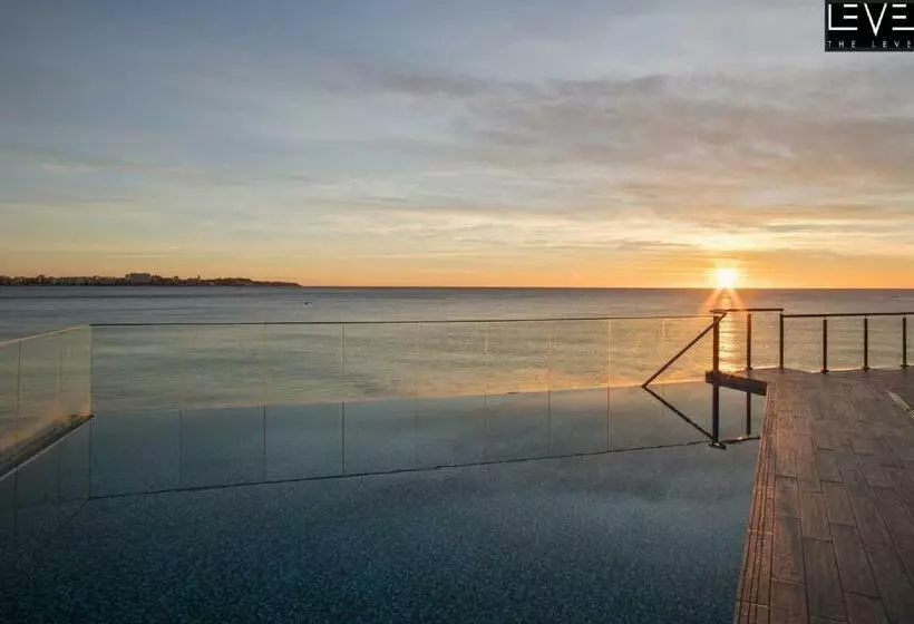 سوییت جونیور با چشمانداز دریا, Melia Alicante