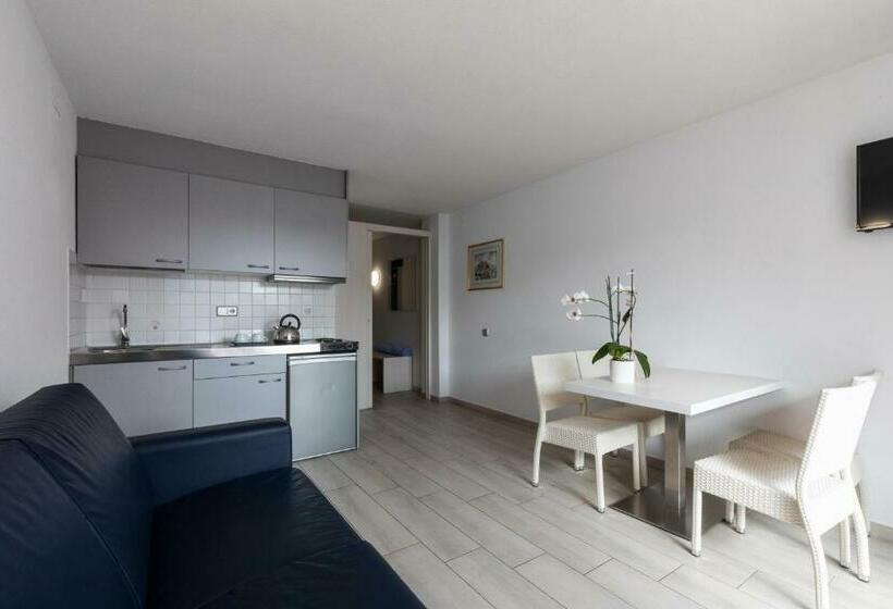 جناح جونيور مطلّ علي حمام السباحة, Aparthotel Miami Park