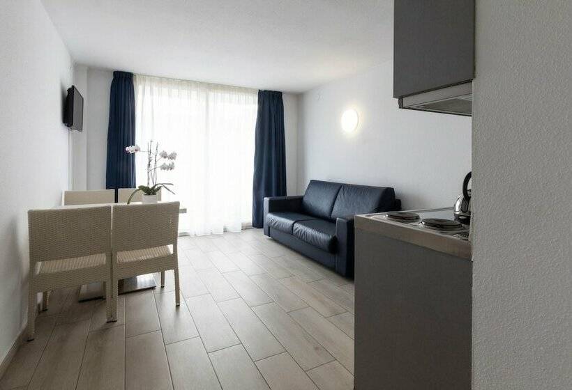 جناح جونيور مطلّ علي حمام السباحة, Aparthotel Miami Park