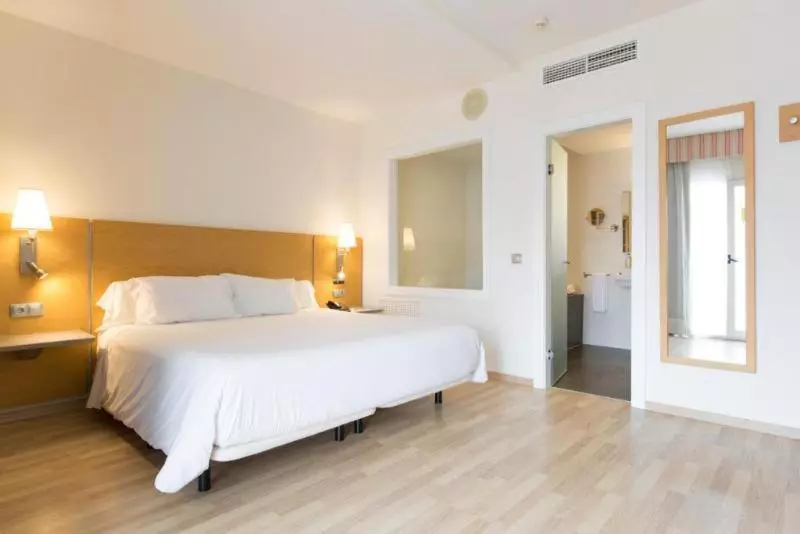Standart Oda, Artiem Capri