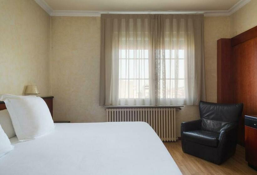 수피리어 룸, Astoria