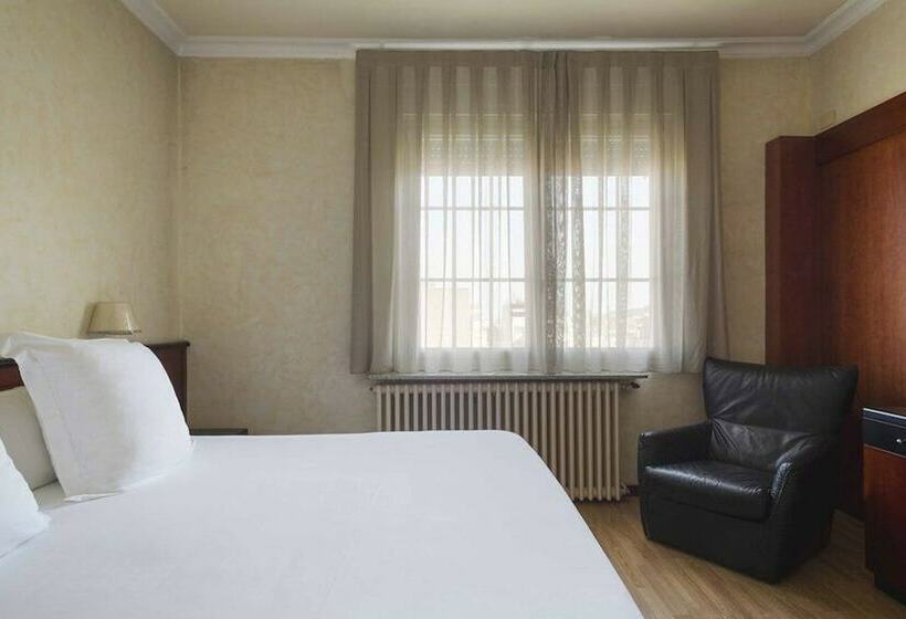 수피리어 룸, Astoria