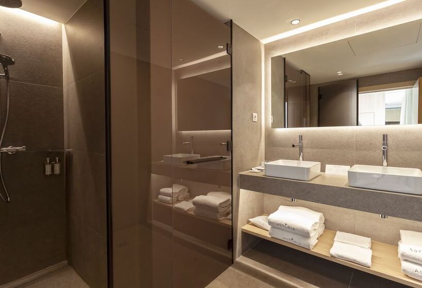 패밀리 룸, Astoria