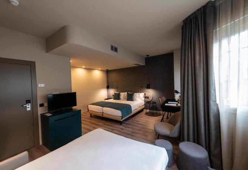 Четырехместный Номер Стандарт, Atenea Rekord Suites