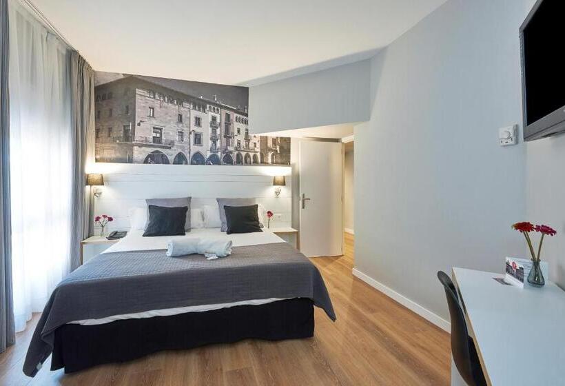 חדר משפחתי, Can Pamplona