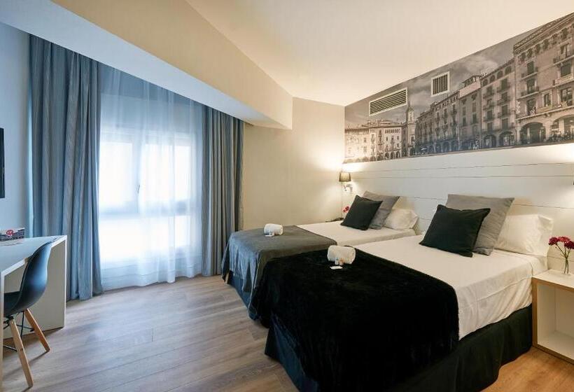 חדר משפחתי, Can Pamplona