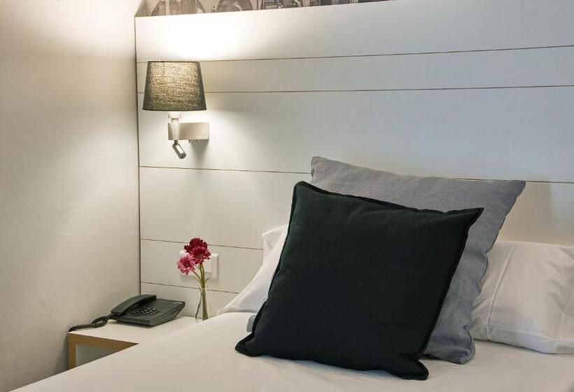 חדר משפחתי, Can Pamplona