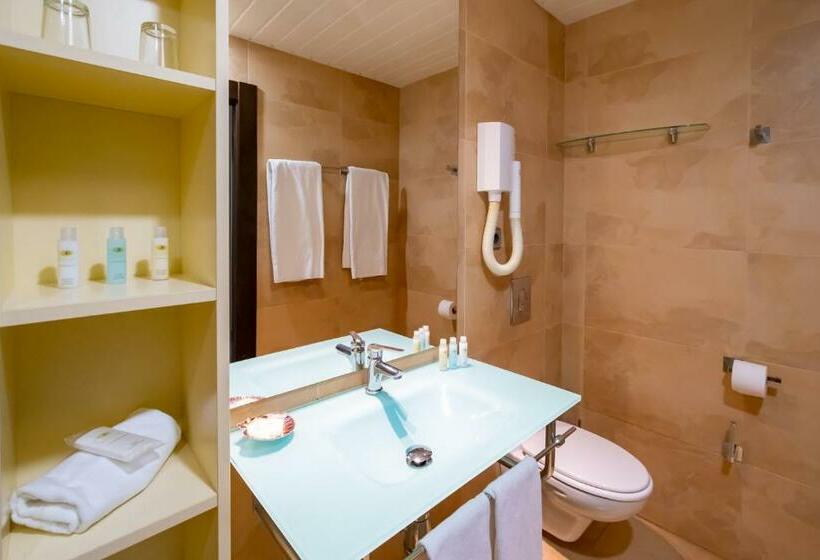 이코노미 룸, Condesa