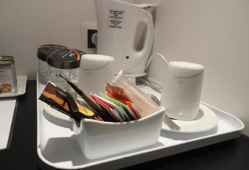 غرفة قياسية مطلة على المدينة, Dimar