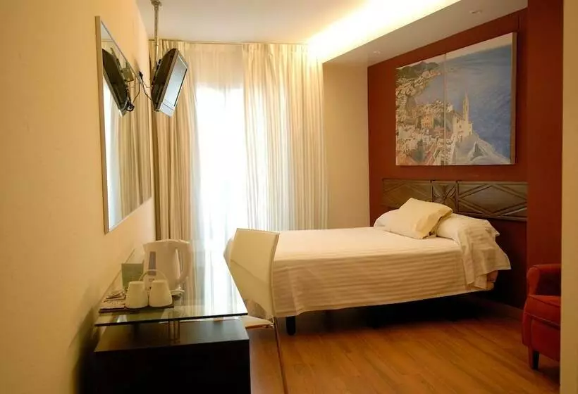 Standard Single Room, Galeón