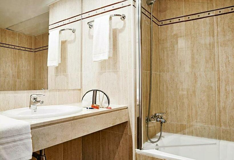 غرفة قياسية مطلّة علي حمام السباحة, Globales Cala Blanca