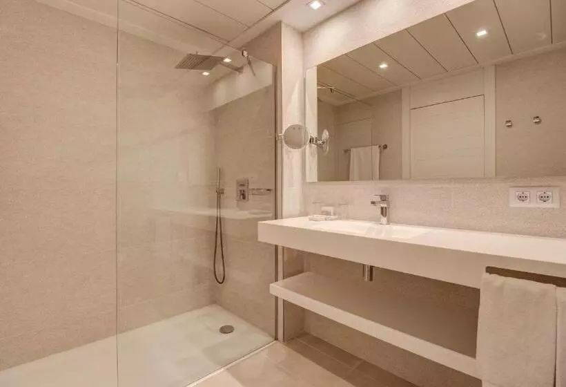 اتاق استاندارد با بالکن و چشم‌انداز دریا, Hotel Illa D'Or 4* Sup & Club Apartments