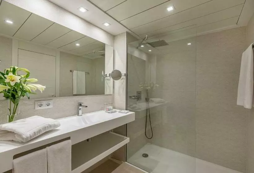 اتاق استاندارد با بالکن و چشم‌انداز دریا, Hotel Illa D'Or 4* Sup & Club Apartments