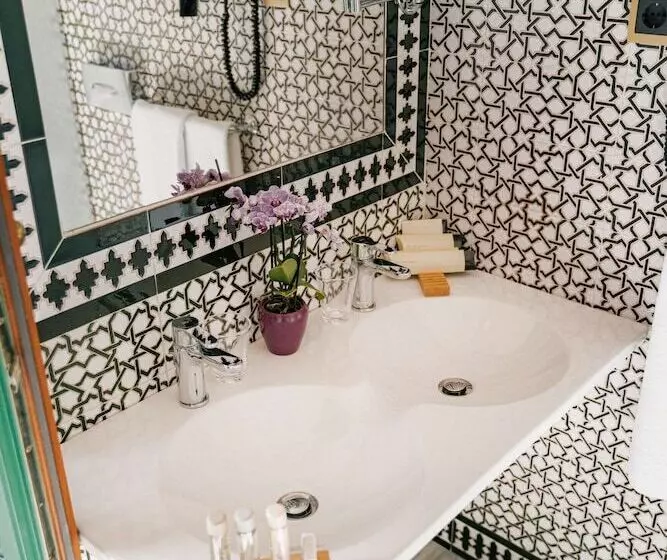 スタンダードルーム, Alhambra Palace