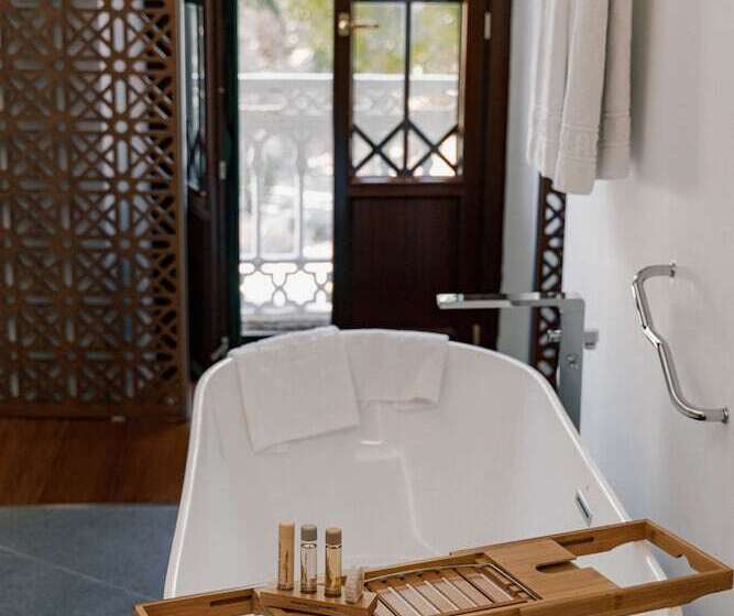 اتاق لوکس, Alhambra Palace